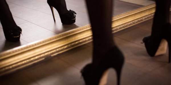 What is Katoptronophilia